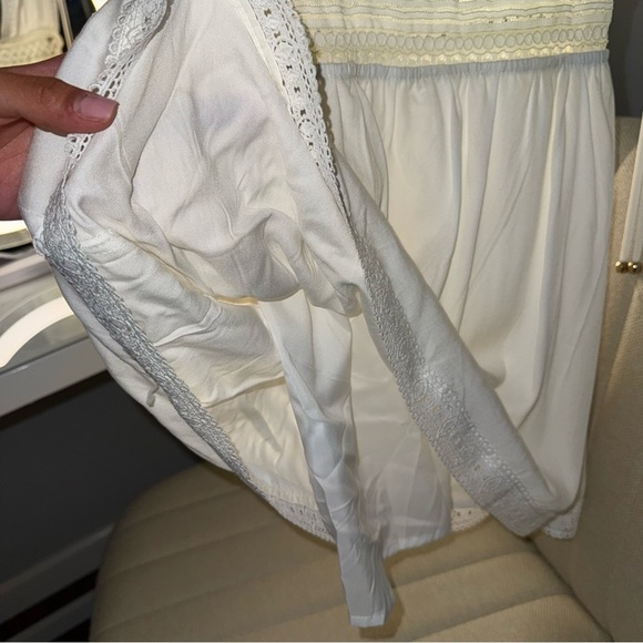 White Plunge Sleeveless Lace Dress - Picture 10 of 11